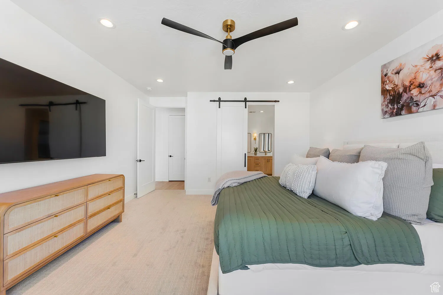 Bedroom featuring a barn door, recessed lighting, light carpet, baseboards, and ceiling fan