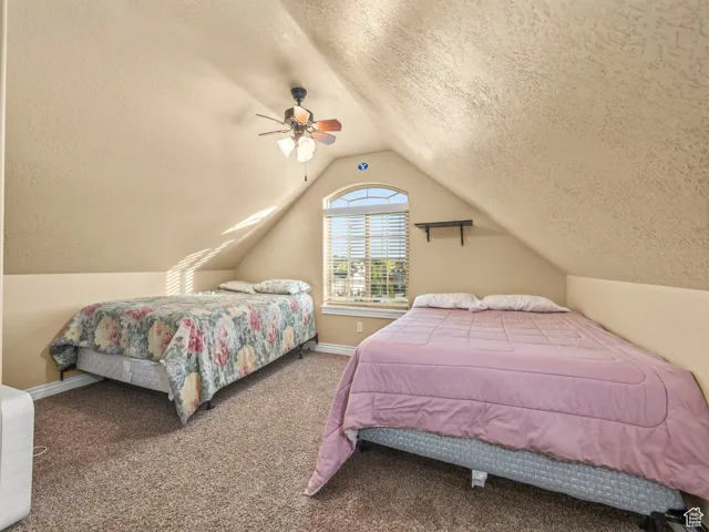 Huge bedroom or game room upstairs with 2 closets