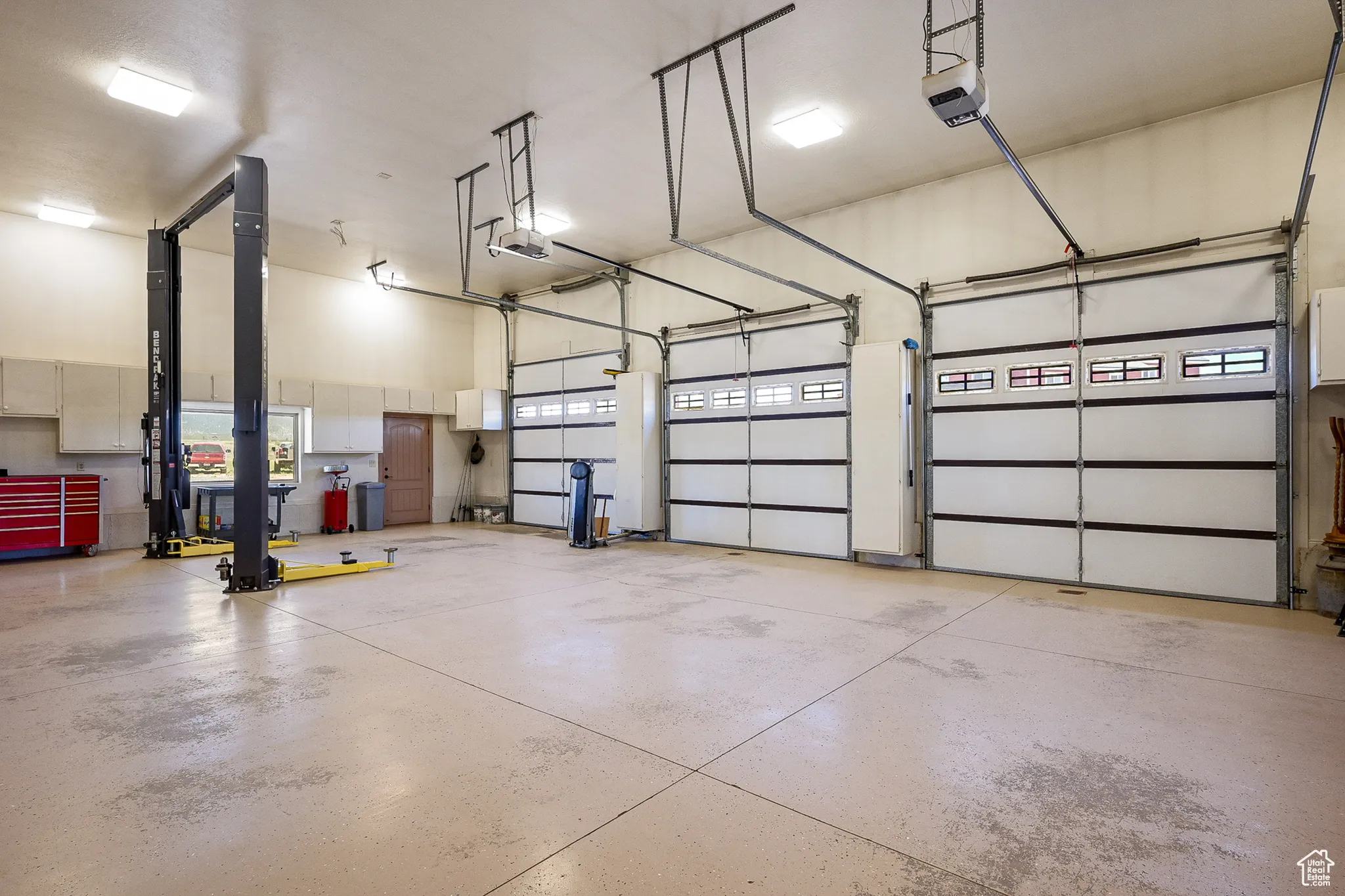 3 car garage and lift