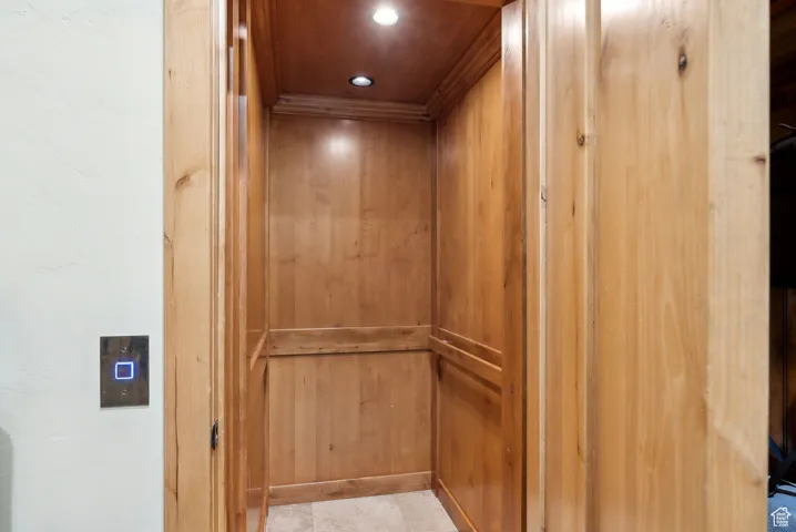 Elevator featuring recessed lighting and ornamental molding