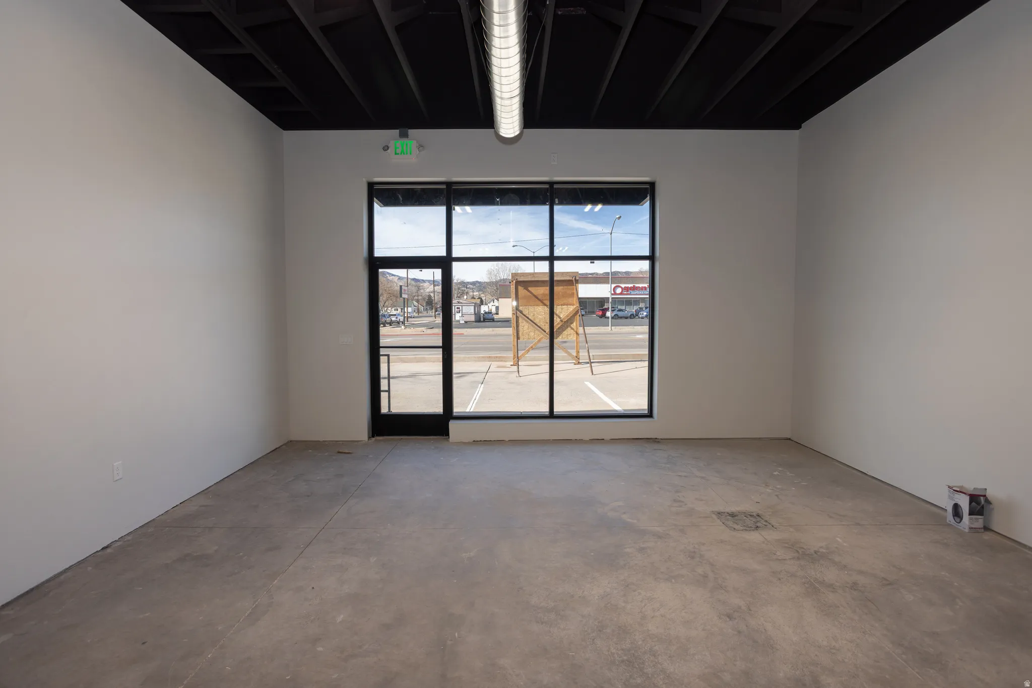 Empty room featuring concrete flooring