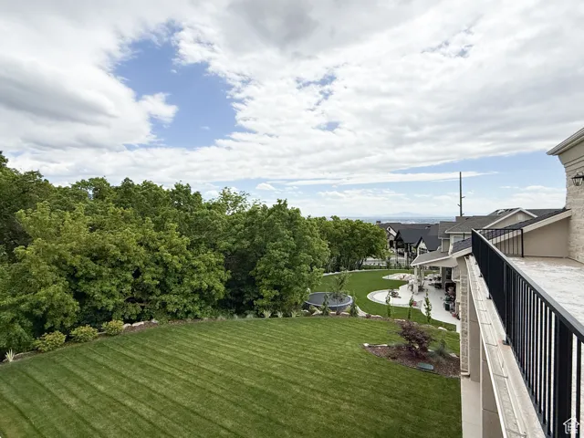 View of grassy yard