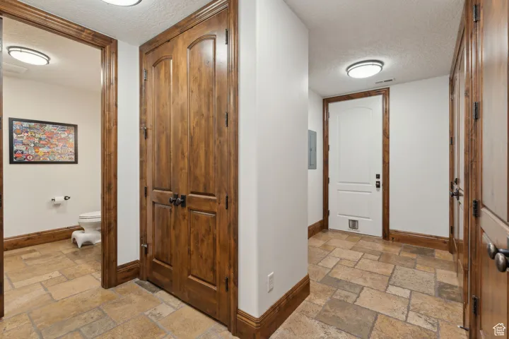 1 S Crosshill Ln, Sandy, Utah 84092