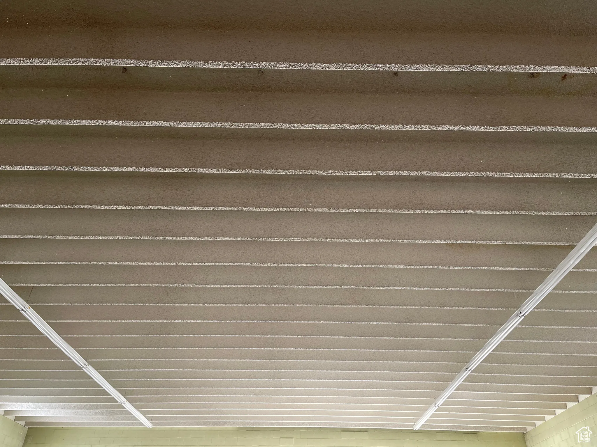 Detail of ceiling - free span construction