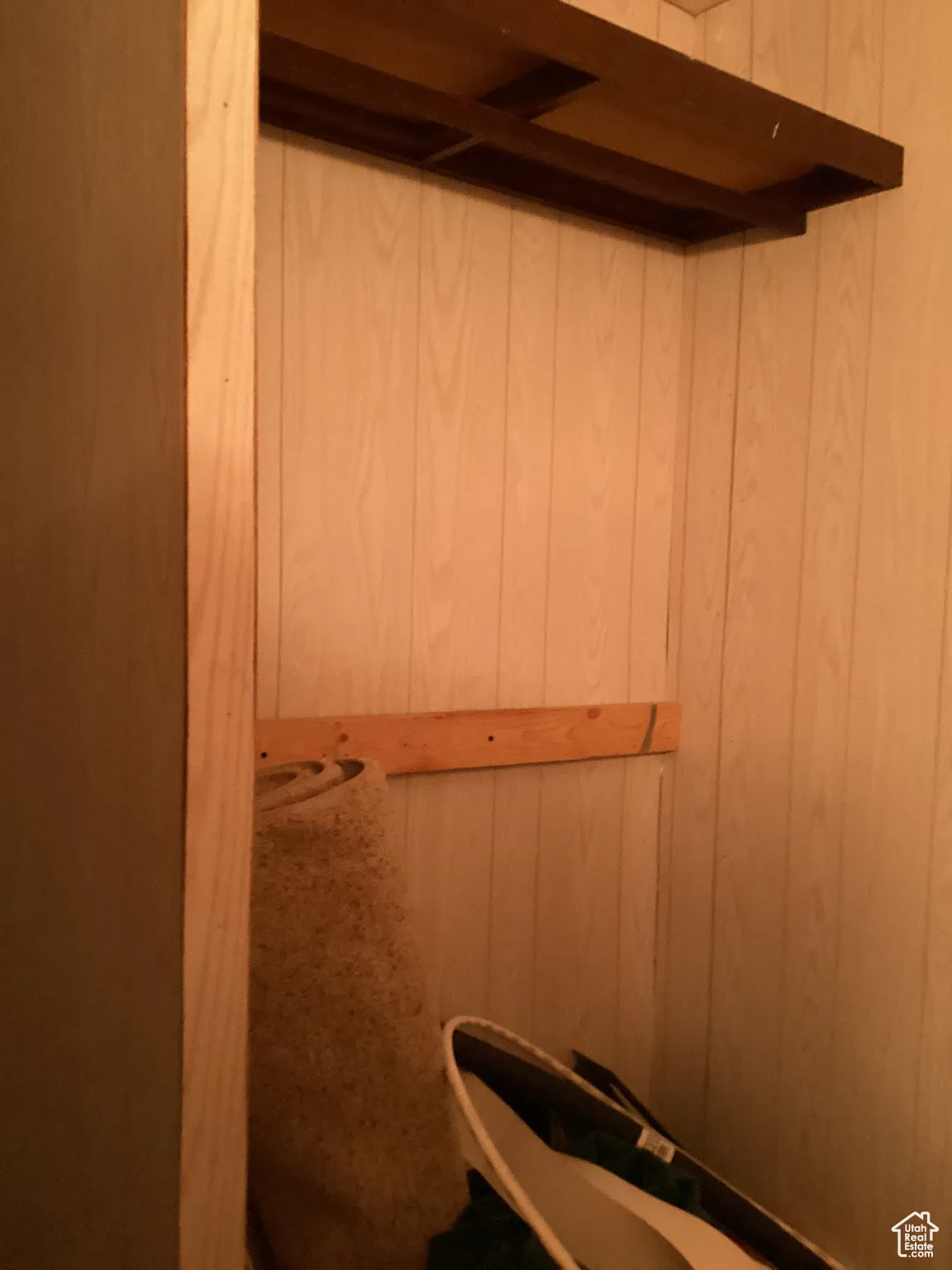 Detailed view of wood walls