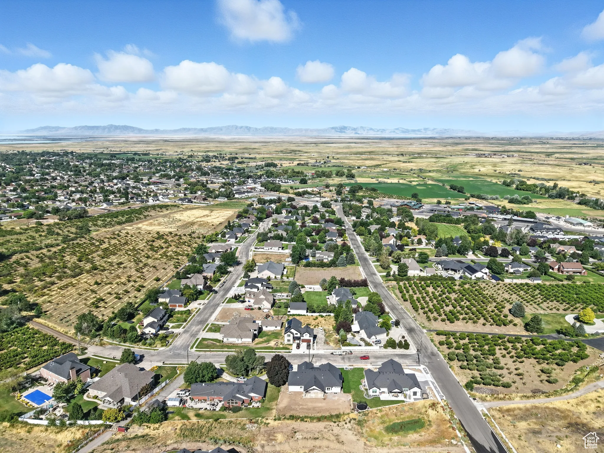 View of property location featuring nearby suburban area, mountains, and rural landscape