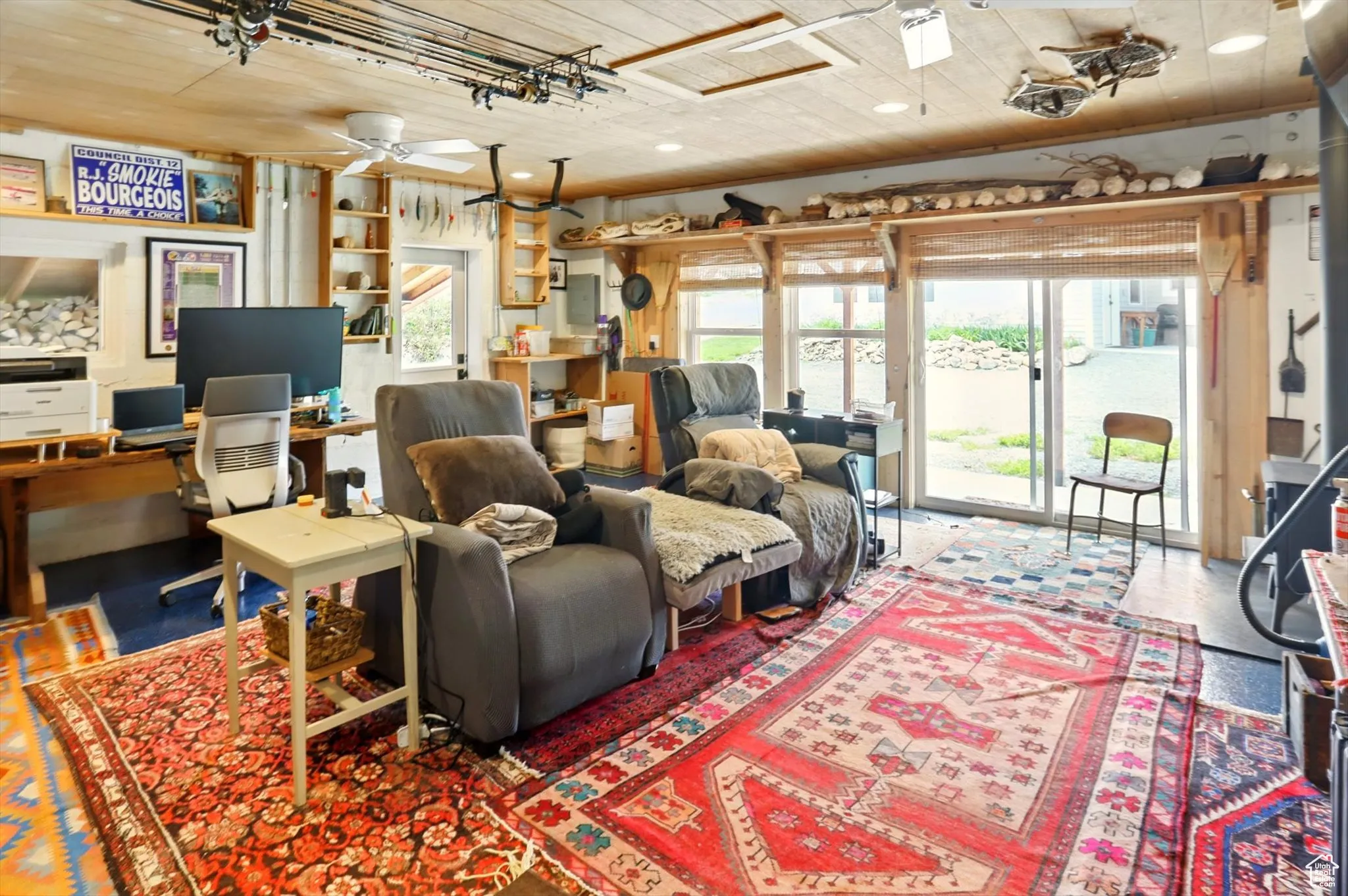Living area with wood ceiling, a desk, ceiling fan, and recessed lighting