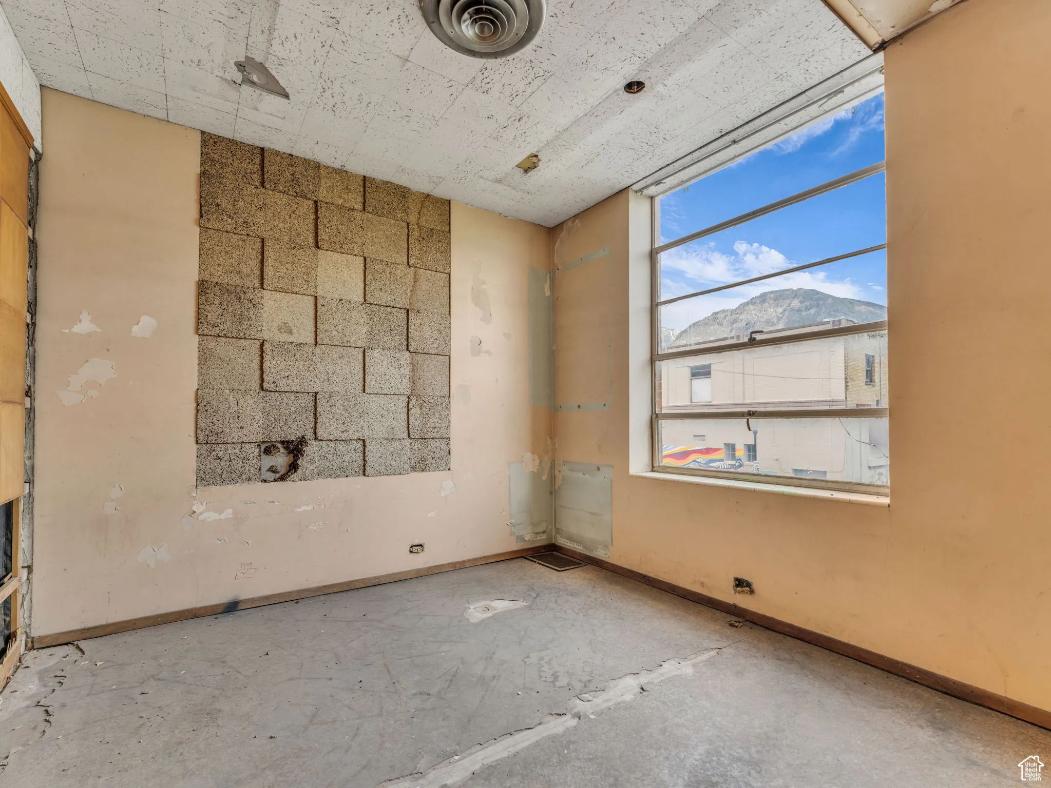 Spare room with baseboards