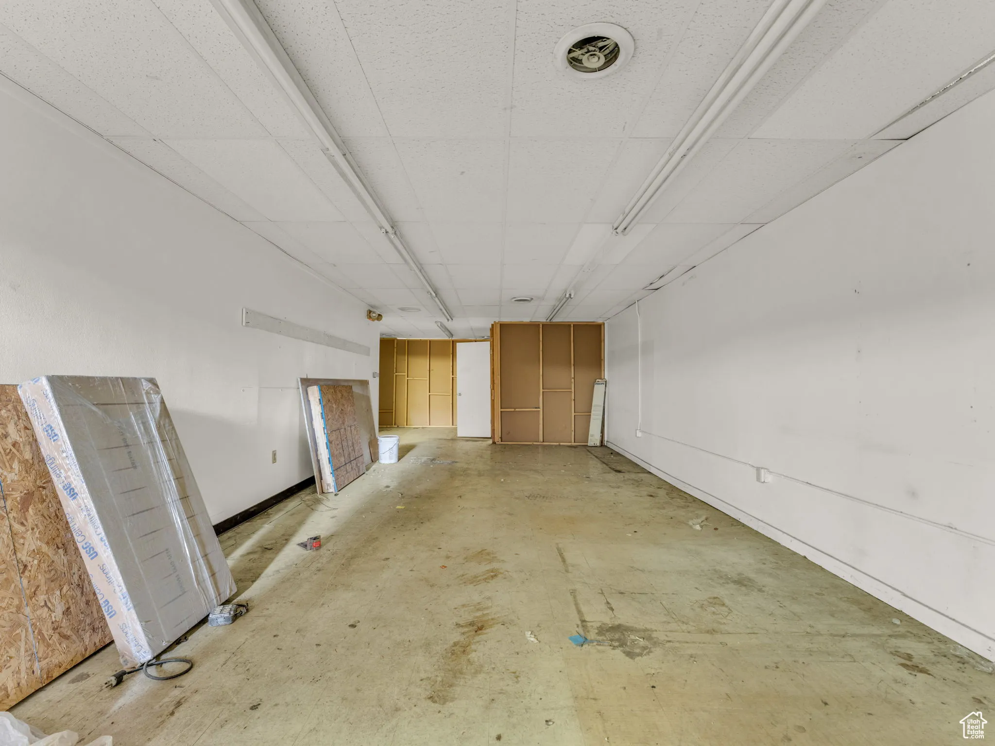 Unfurnished room with baseboards