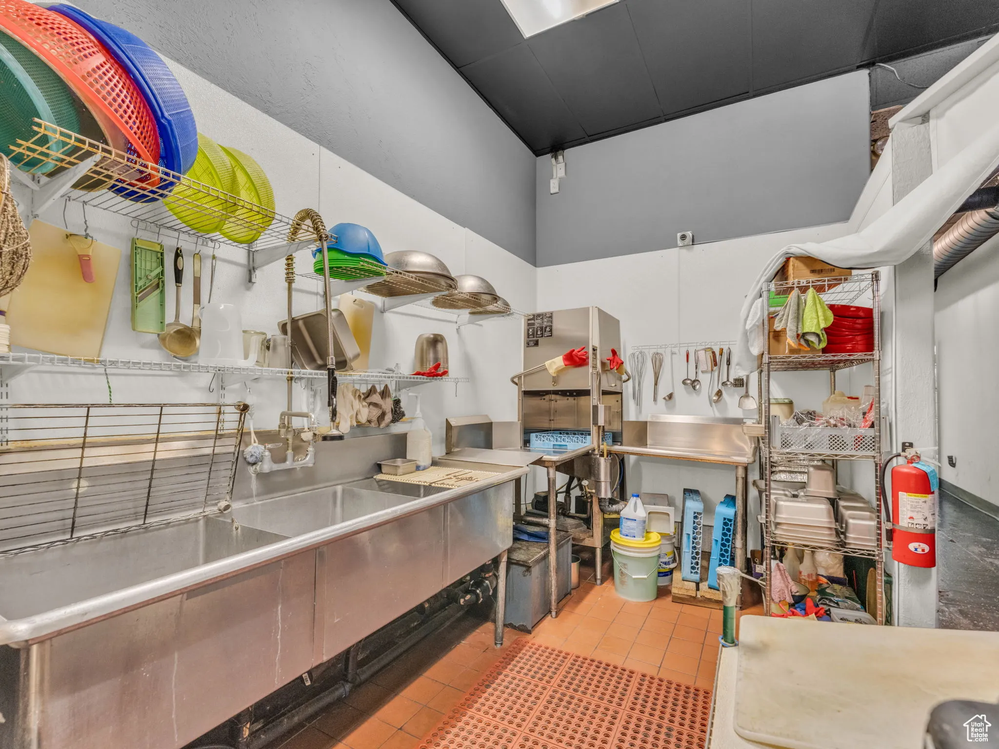 Kitchen with a towering ceiling