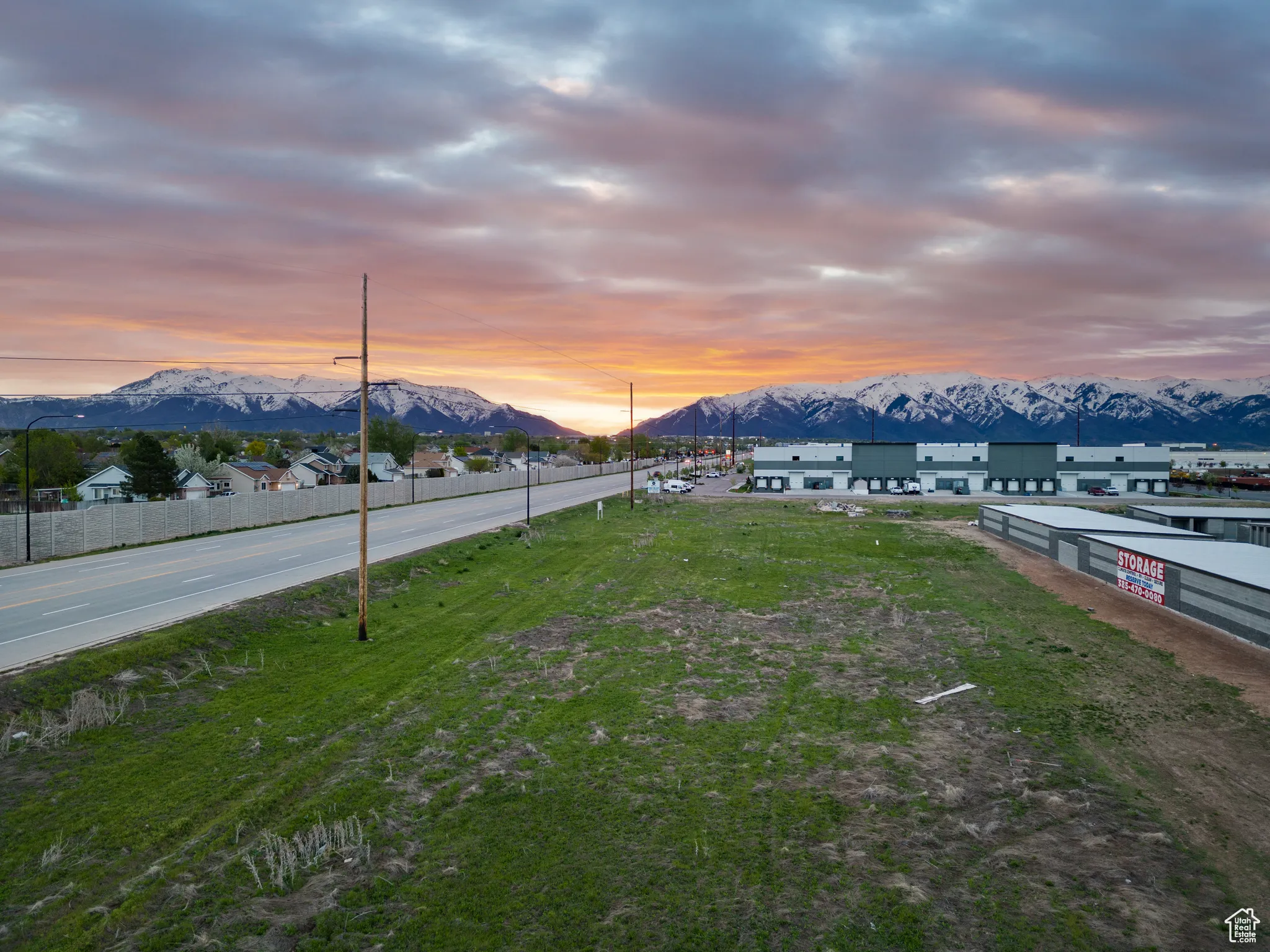 View of yard featuring a mountain view