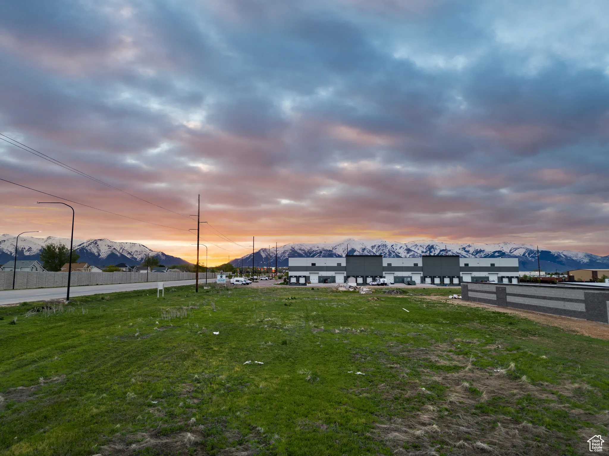 View of yard featuring a mountain view