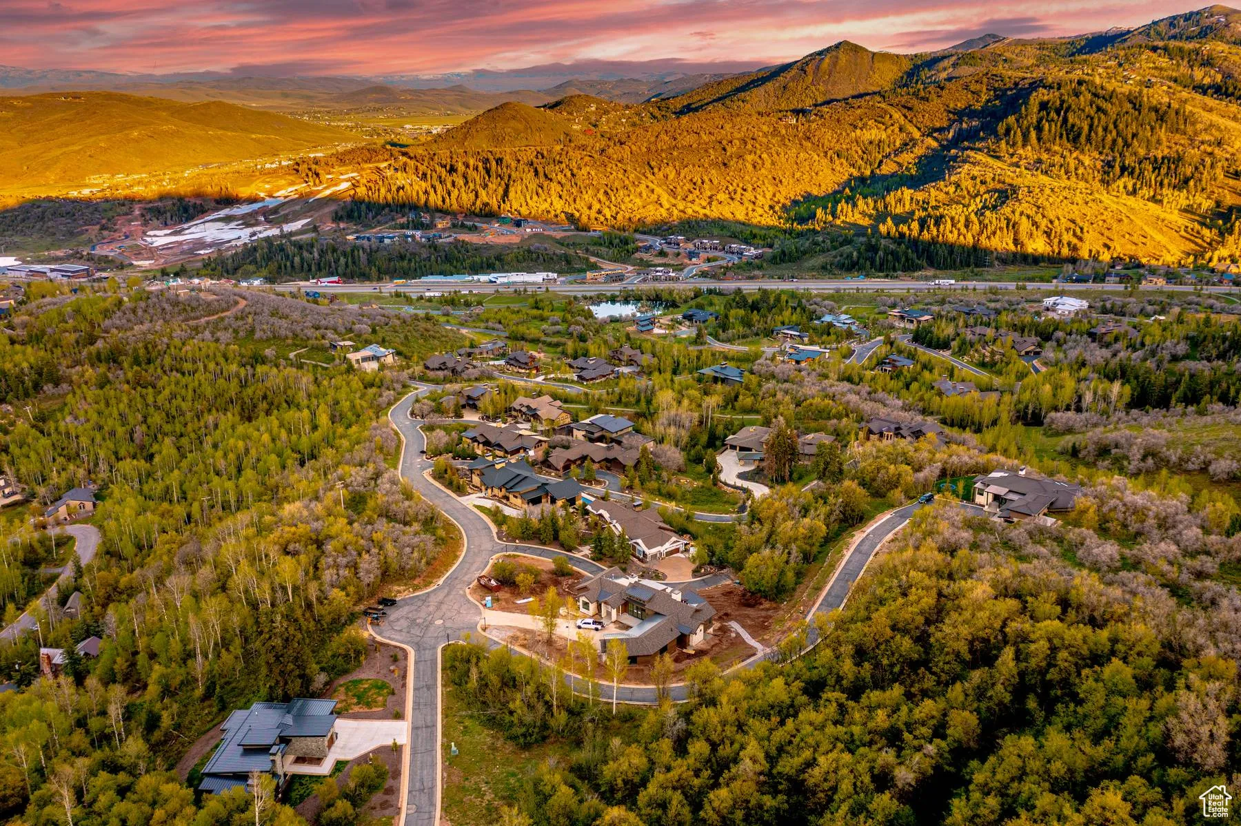 Aerial view of property's location featuring a mountainous background