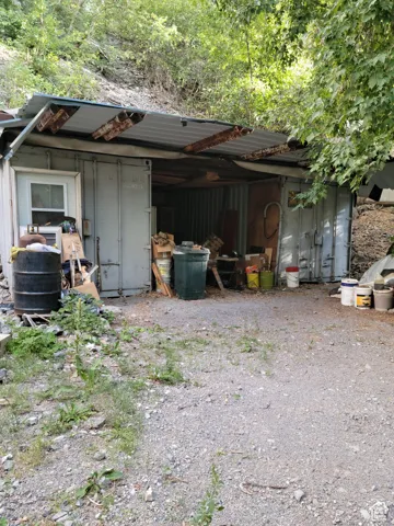 2 20' Shipping containers with covered storage between