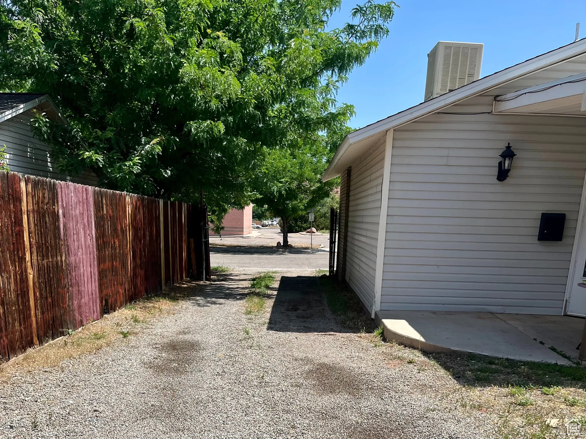 Driveway access to backyard and garage