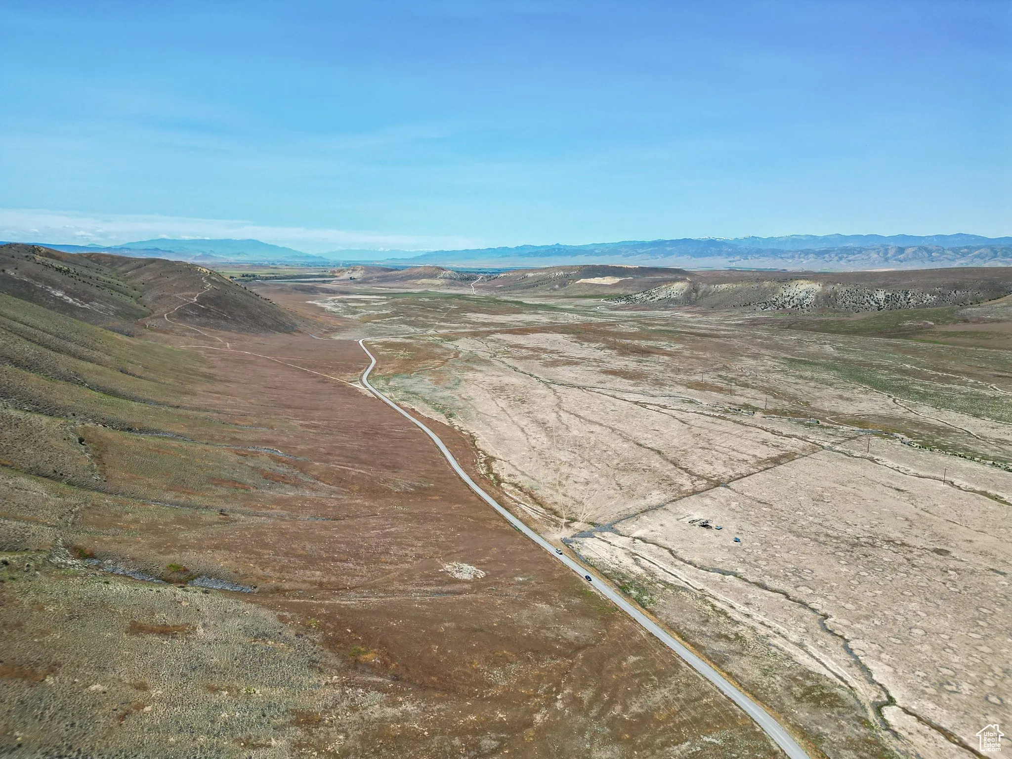 Aerial view of property's location featuring mountains