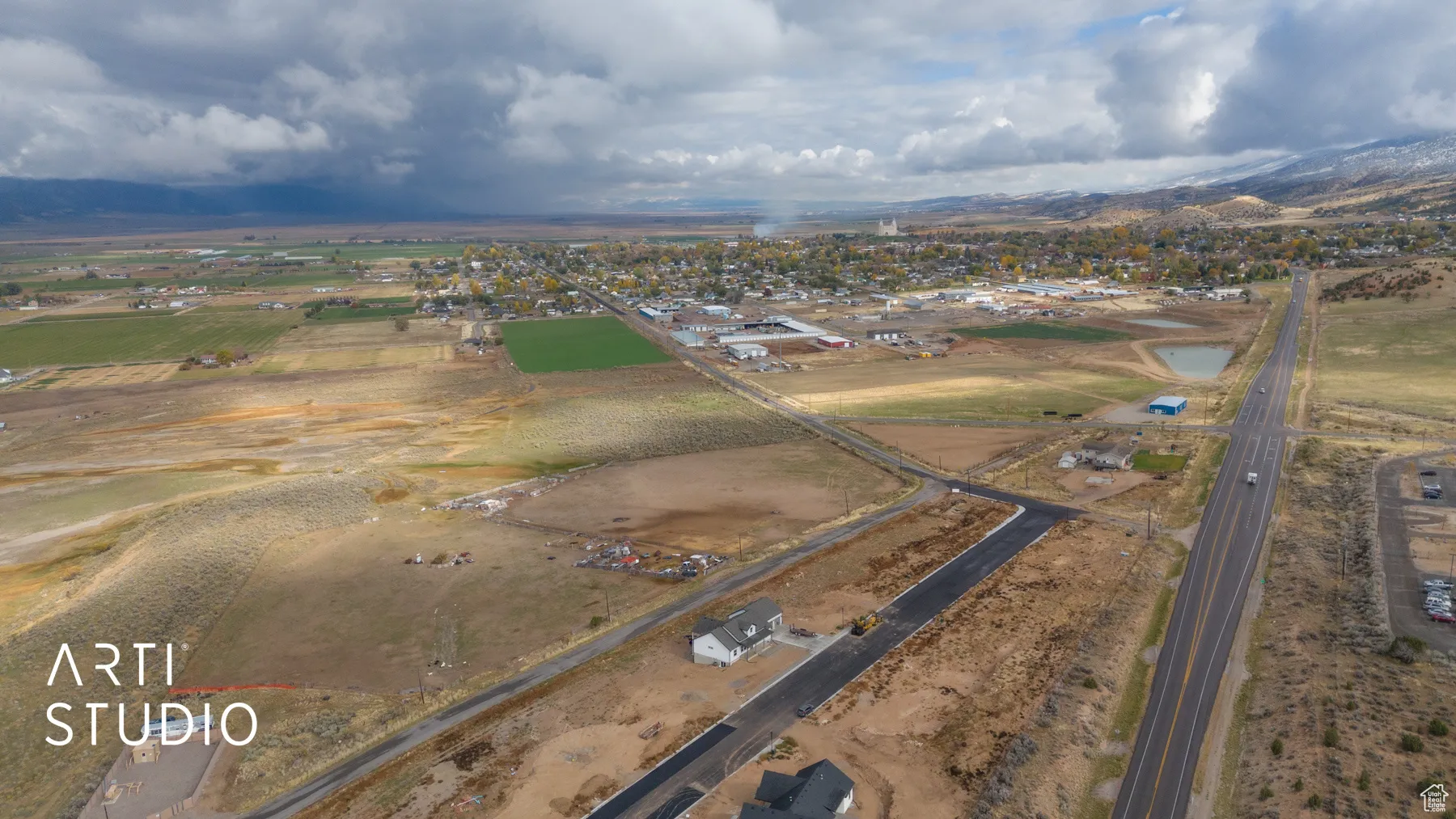 Aerial view of property's location with a mountainous background