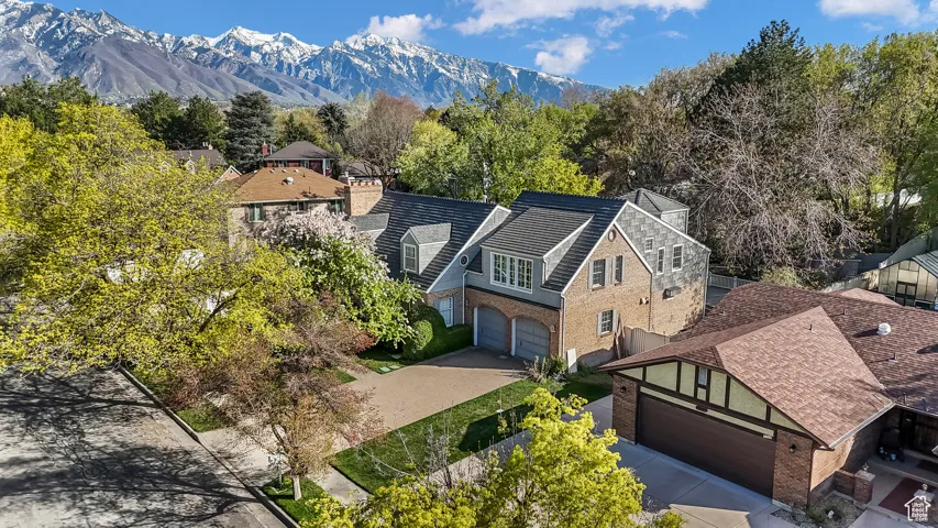 Aerial view of property and surrounding area with mountains