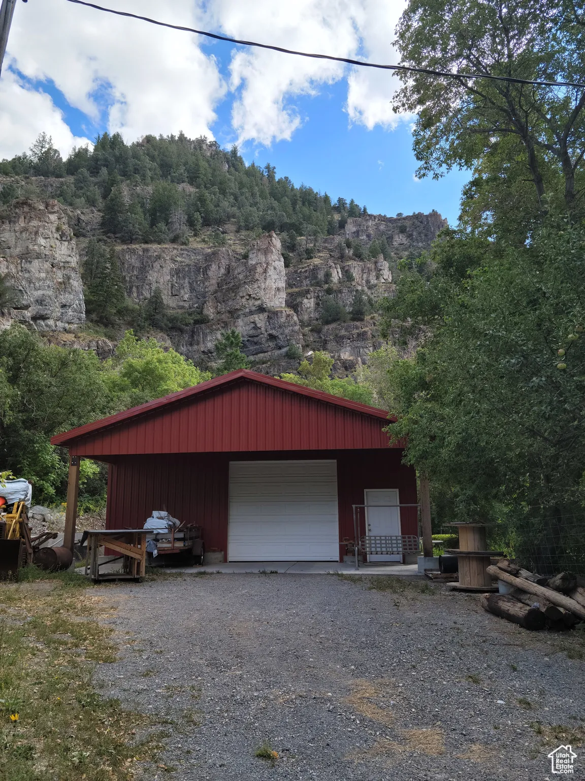 Detached garage/shop with gravel driveway