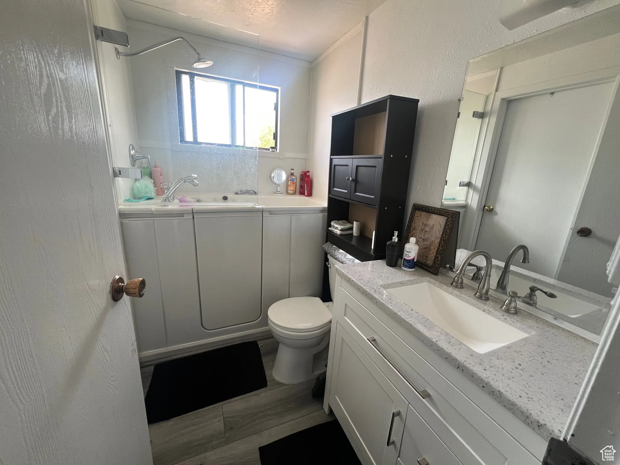 Main bathroom also has a door to the main bdrm