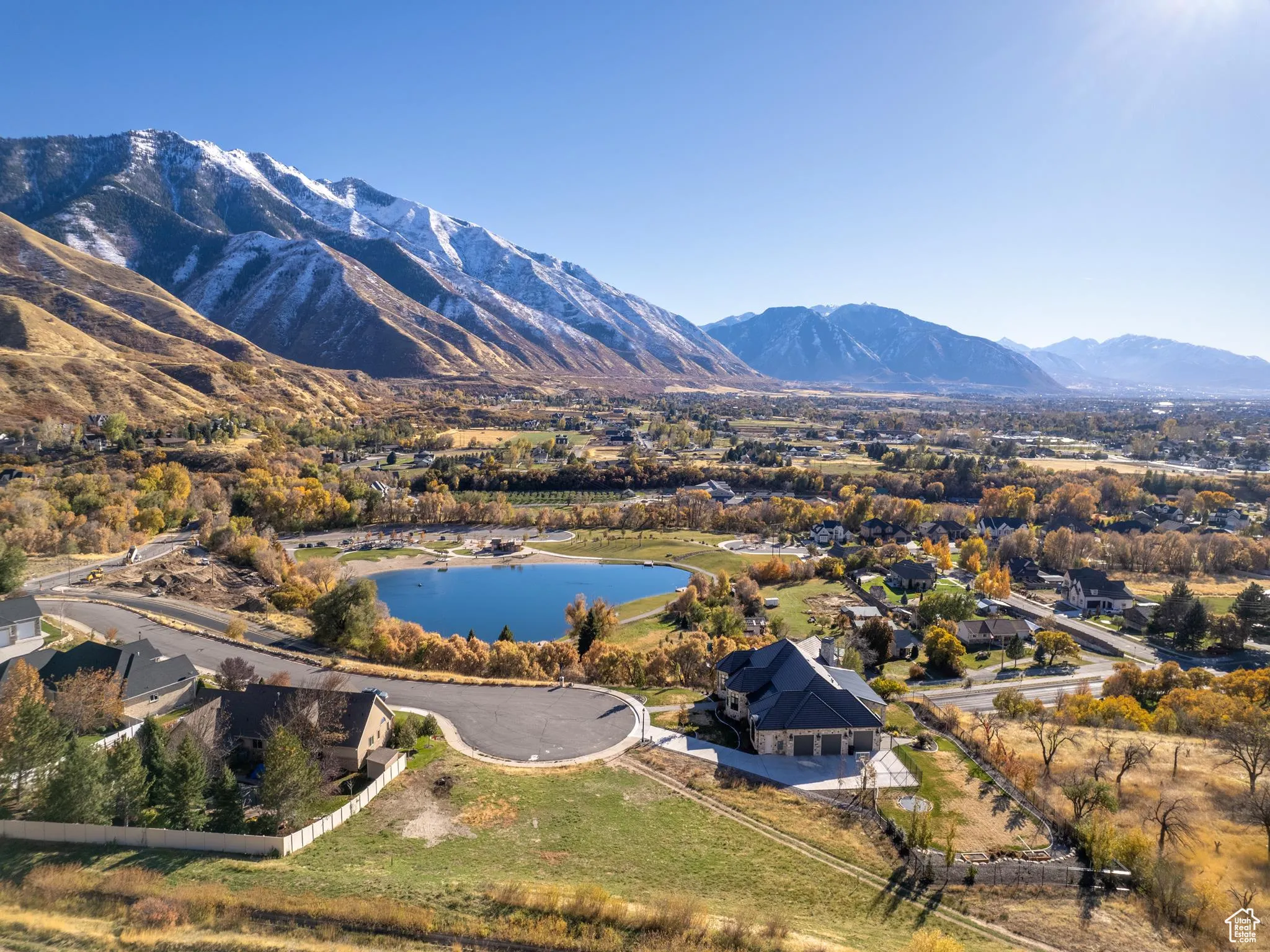 Bird's eye view of a water and mountain view
