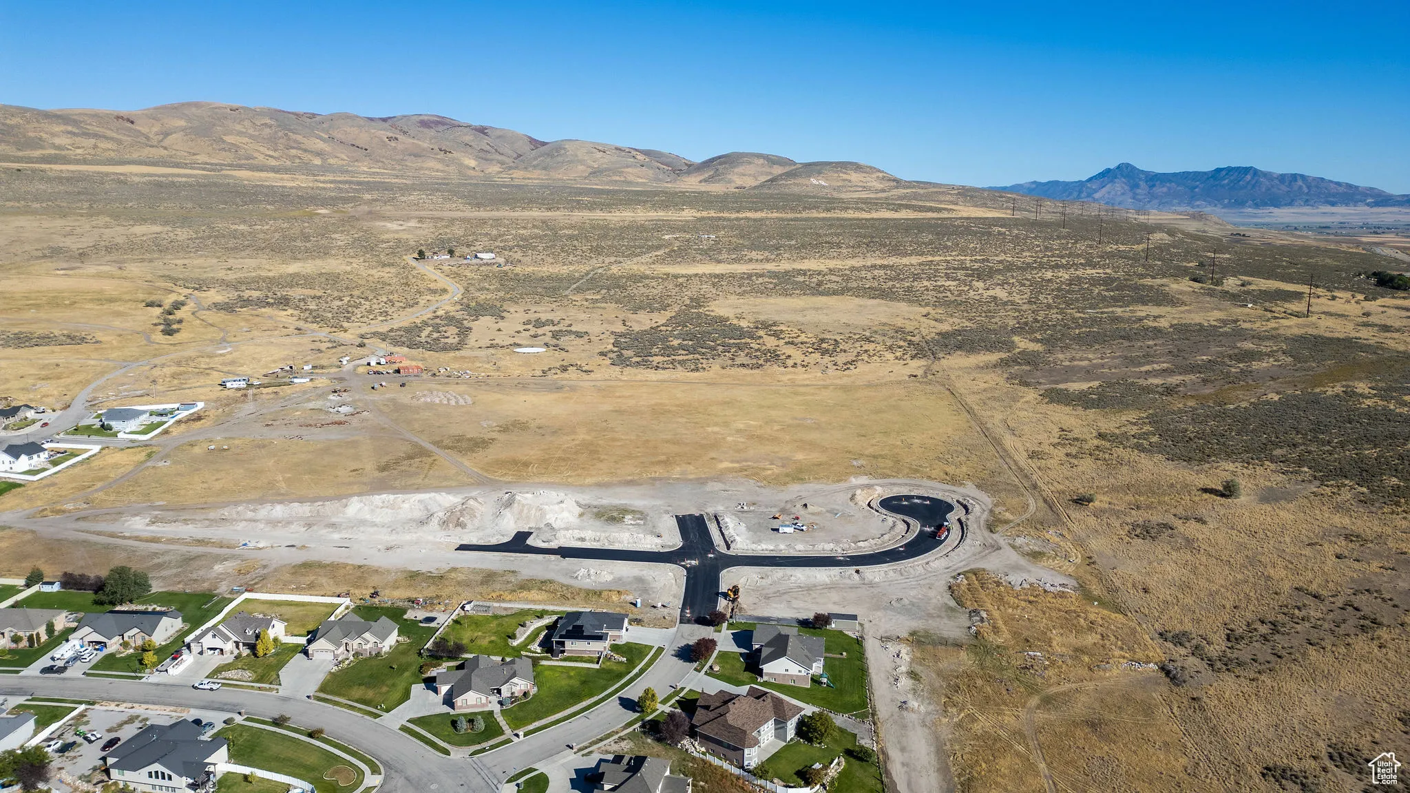 Aerial view of property's location featuring a mountain backdrop and rural landscape