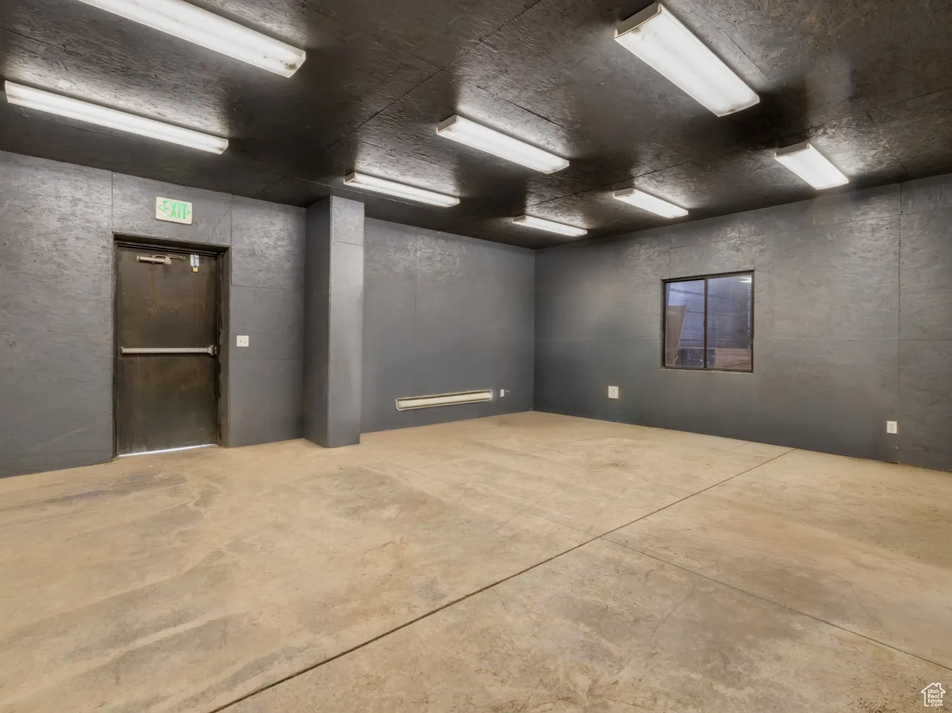 Empty room featuring concrete floors