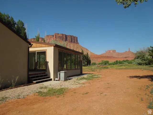 View of yard featuring a mountain view