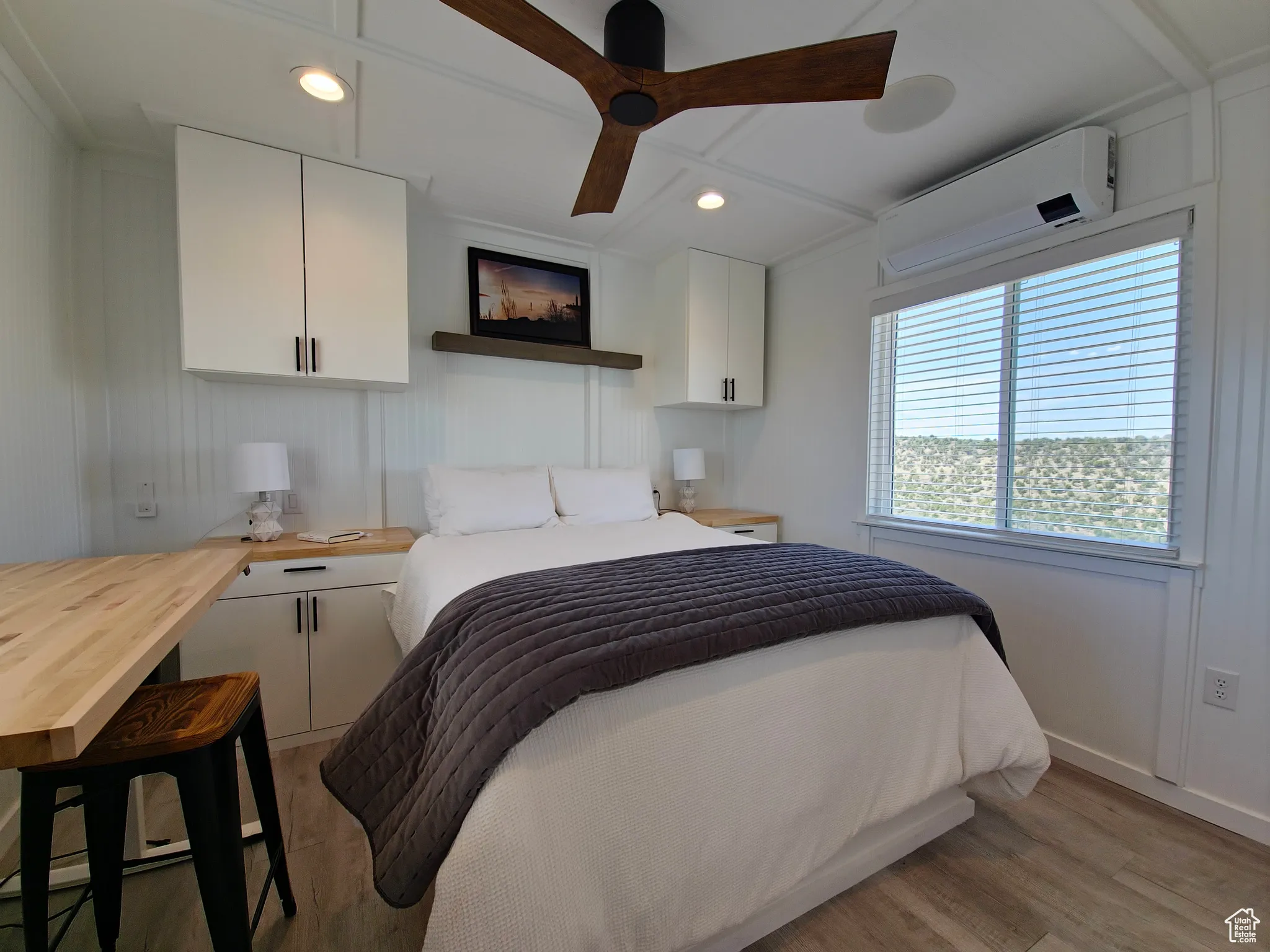 Bedroom featuring light wood-style flooring, a wall mounted air conditioner, recessed lighting, and ceiling fan
