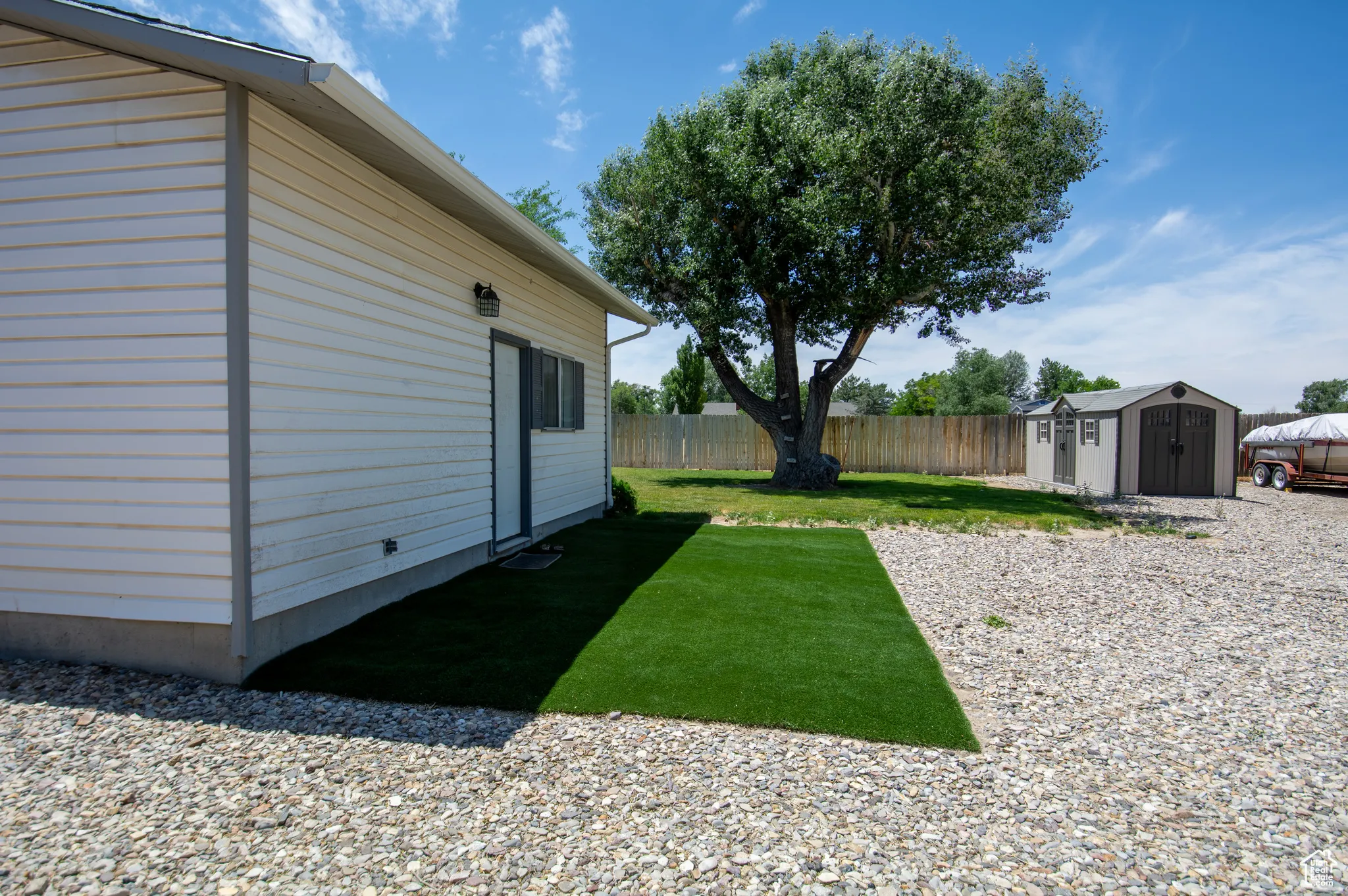 View of yard featuring a shed