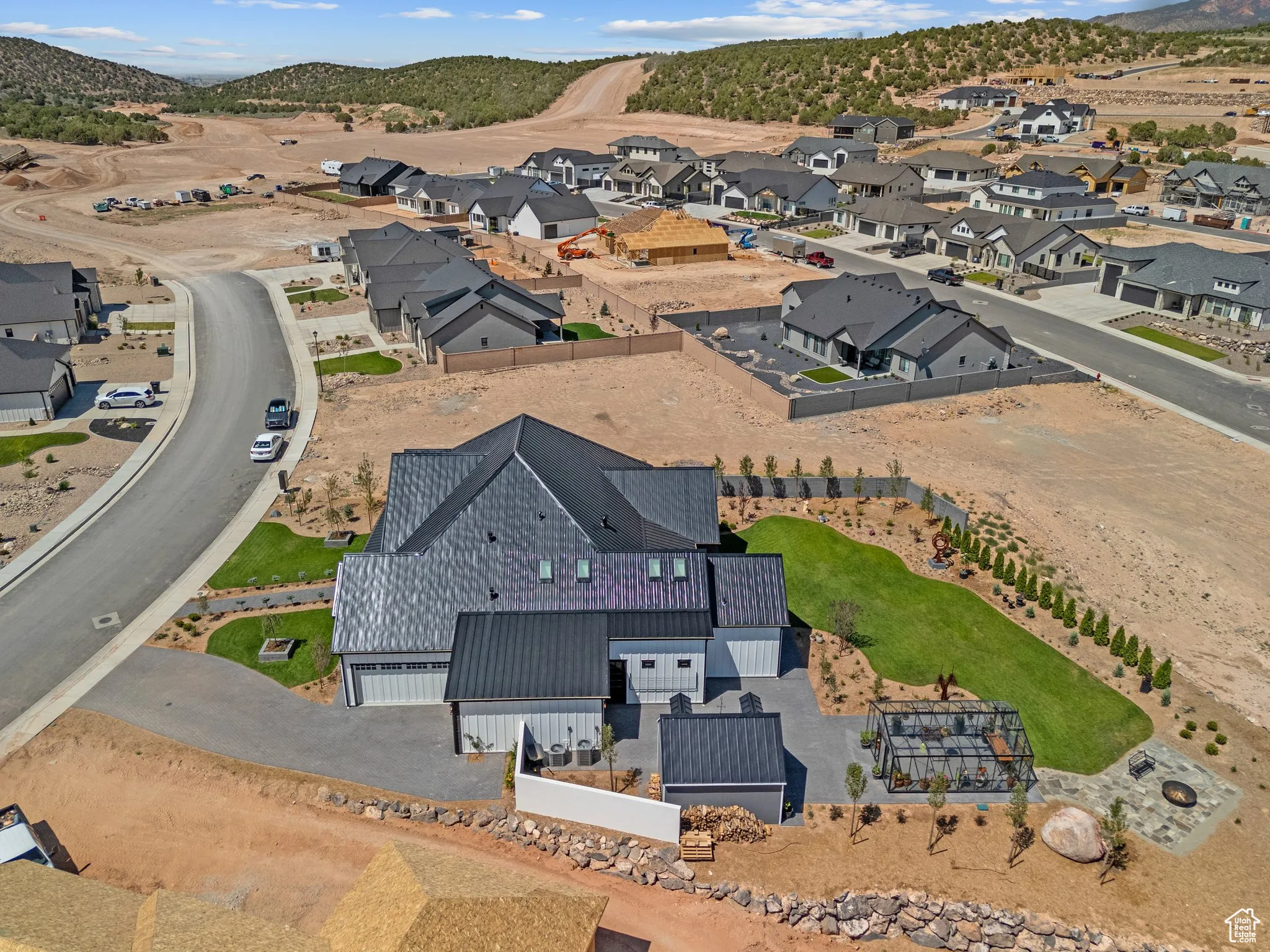 View of property location featuring nearby suburban area and mountains