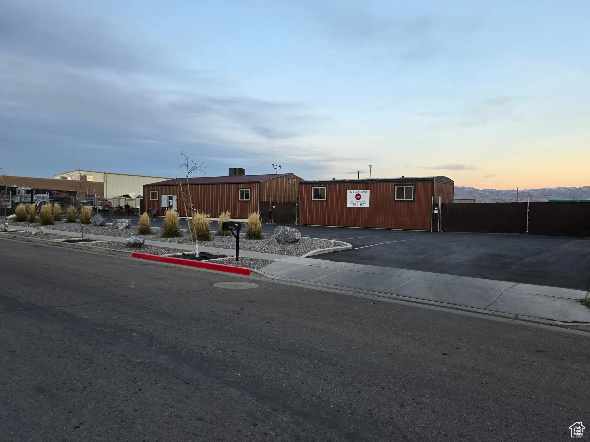 Manufactured / mobile home with uncovered parking