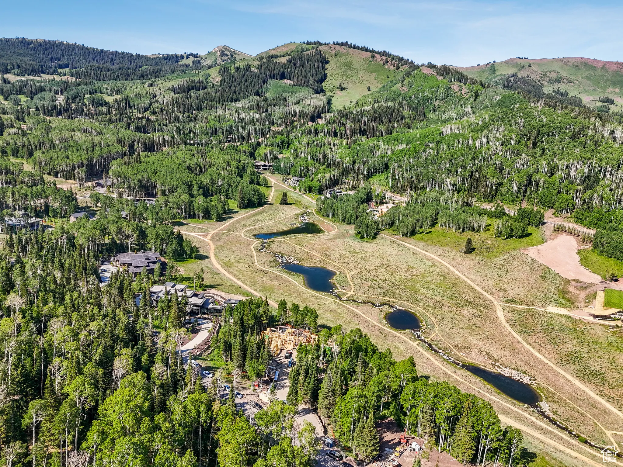 Aerial view of property's location with mountains