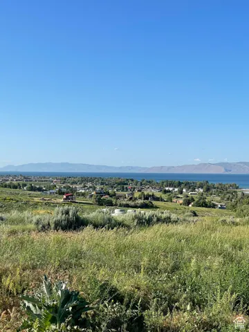Mountains and lakeview over looking the town.