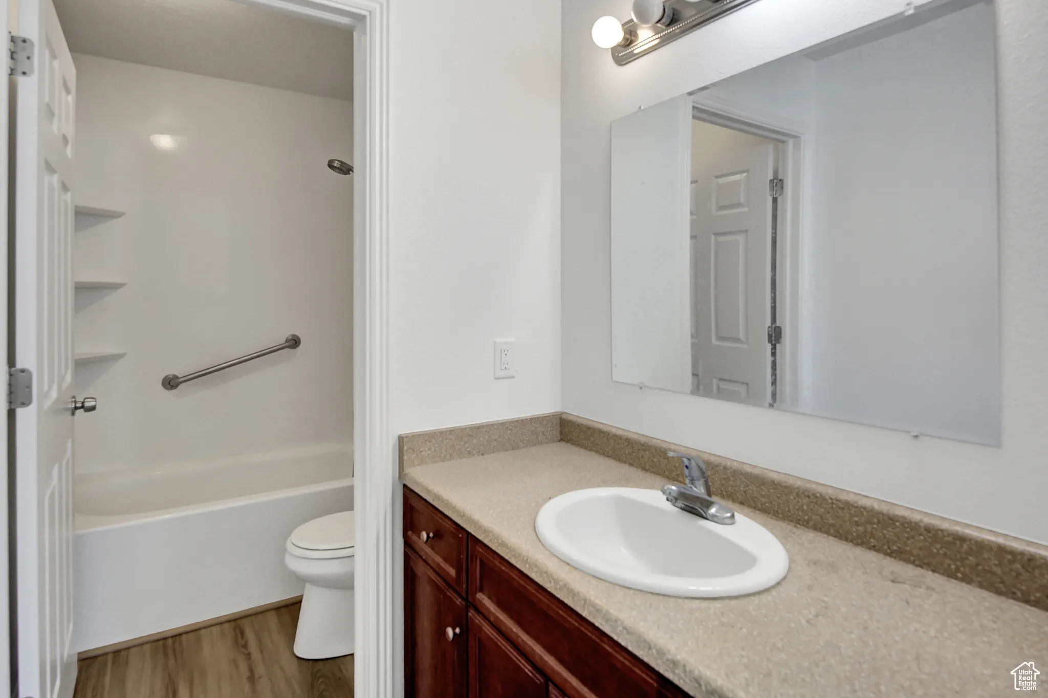 Primary Bedroom en-Suite Bathroom