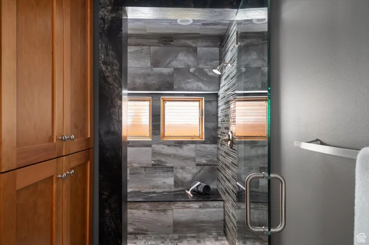 Full bathroom featuring a tile shower