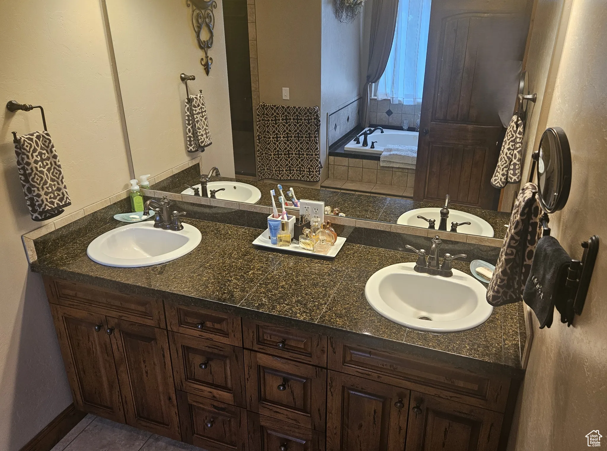 Master Bathroom: Double Sink Vanity