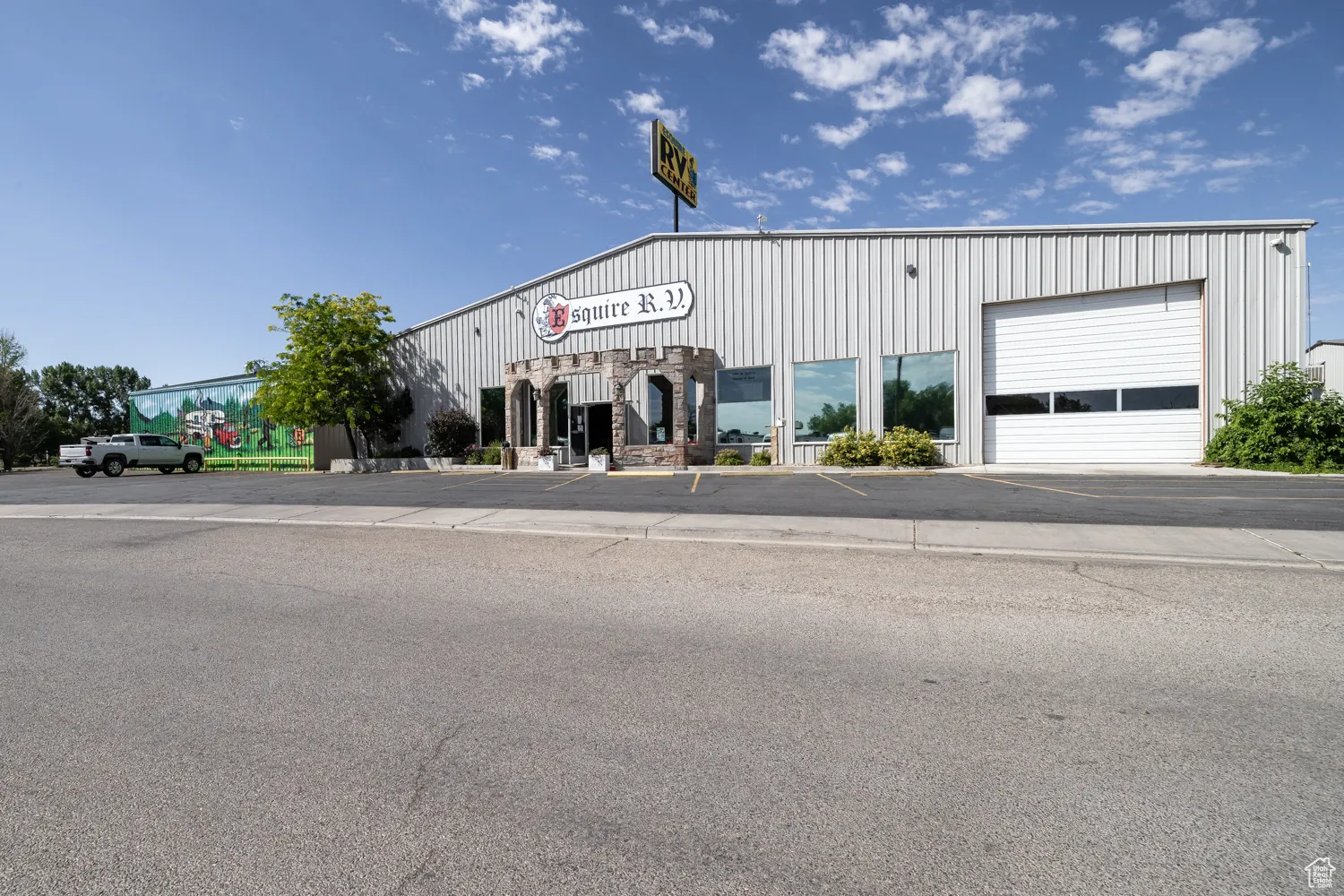 View of commercial location with uncovered parking