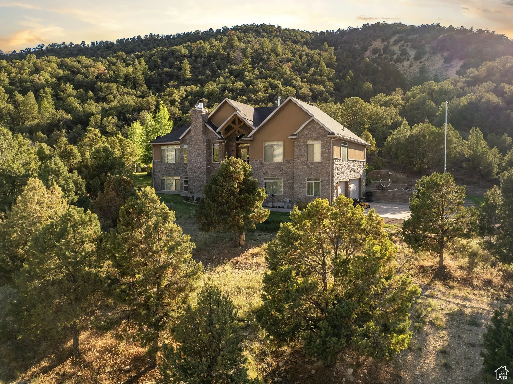 Discover mountain living at its finest in this beautifully crafted and spacious home, perfectly positioned to capture breathtaking views of the scenic Currant Creek River Valley.