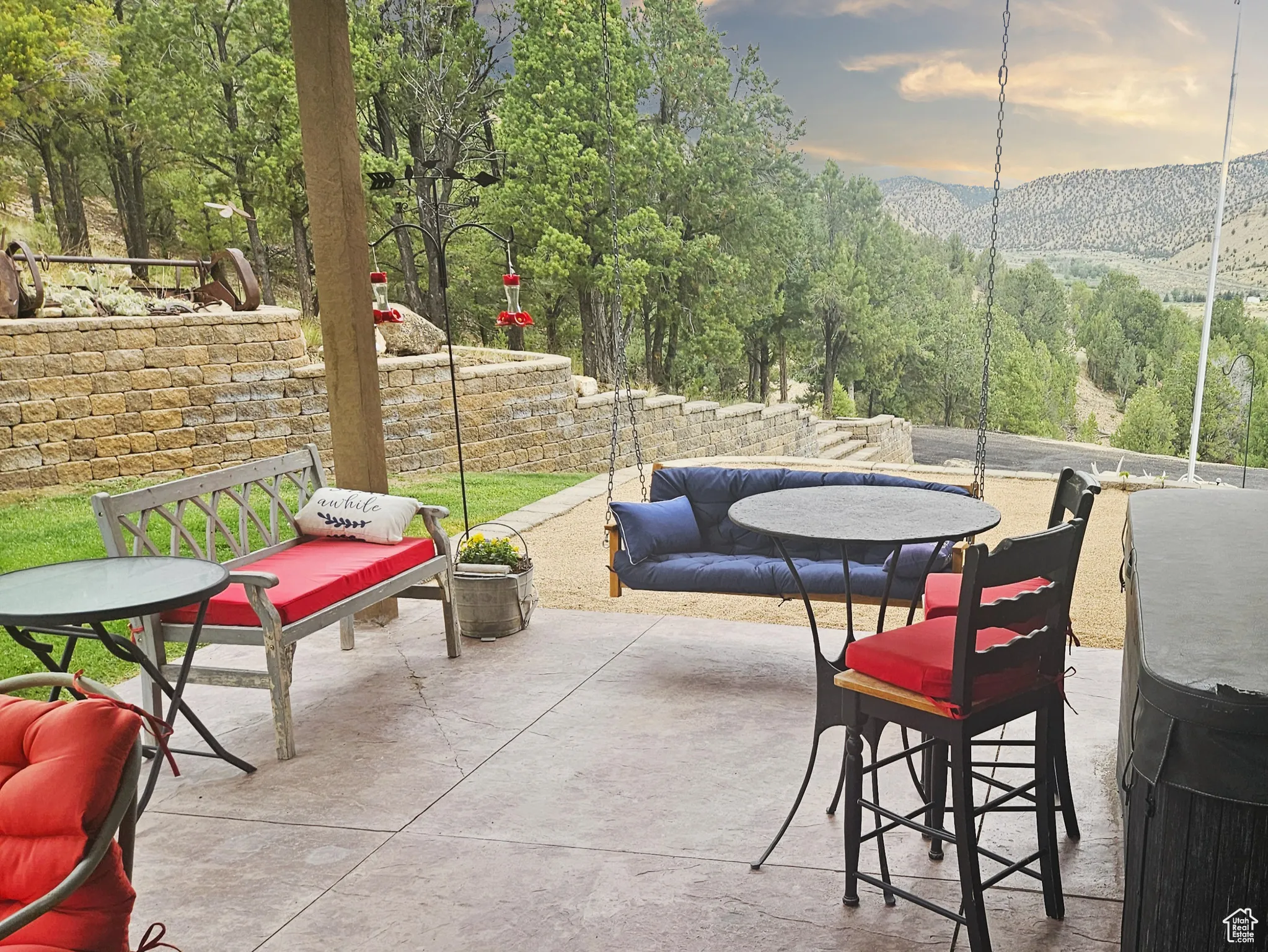 Enjoy uninterrupted mountain views from the covered patio, ideal for peaceful mornings or entertaining.