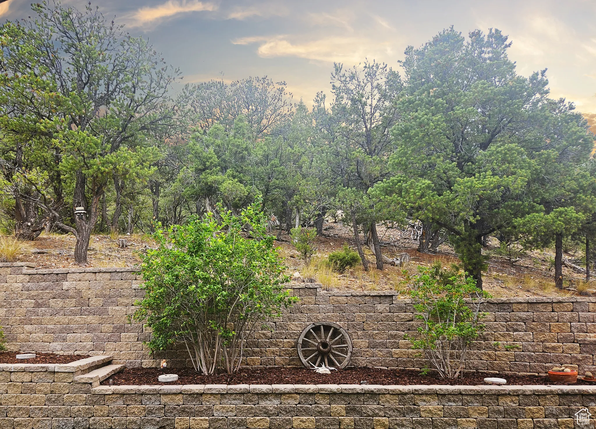 A perfect fusion of garden and mountain—each level of the terraced planter invites you to pause and take in the scenery.