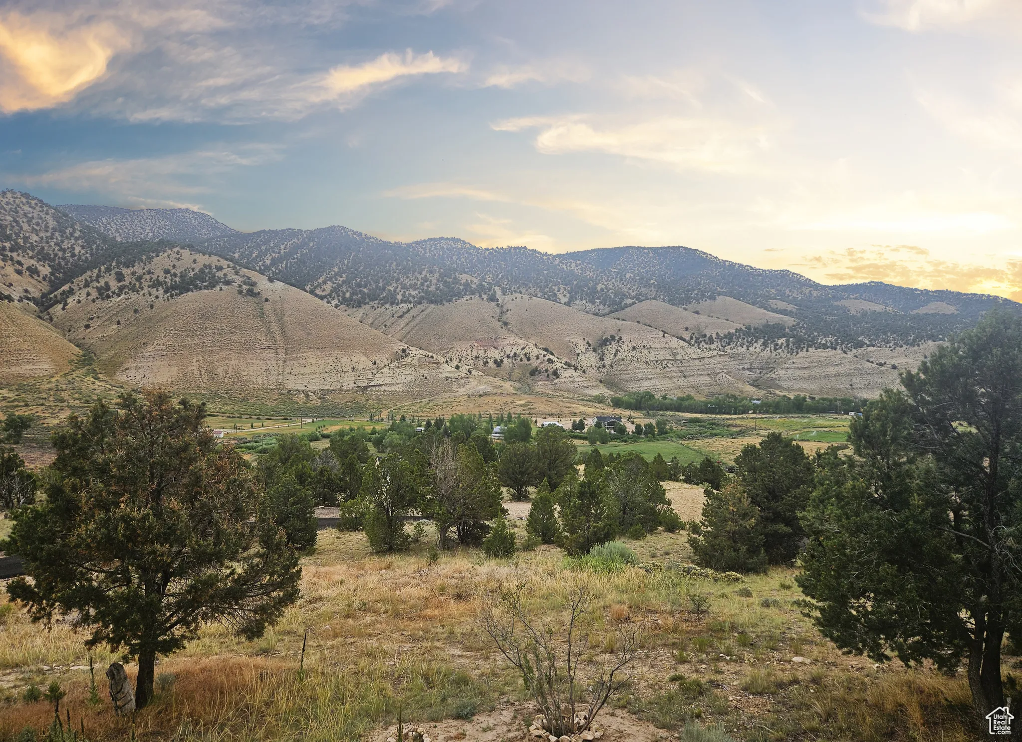 With the surrounding landscape offering endless opportunities for hiking, fishing, boating, and wildlife watching, this is truly a four-season outdoor paradise.