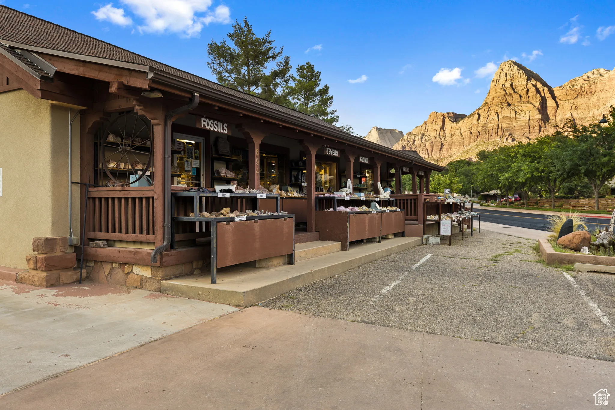 View of property's community with a mountain view
