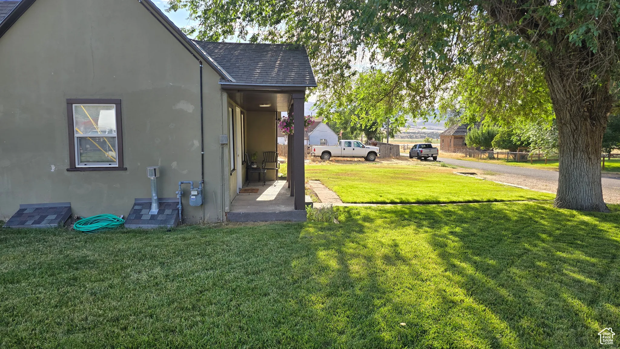 View of grassy yard