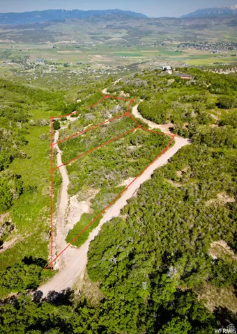 Aerial view of property's location featuring property boundaries highlighted and a mountain backdrop