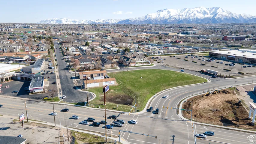 Aerial view of property's location featuring a mountainous background