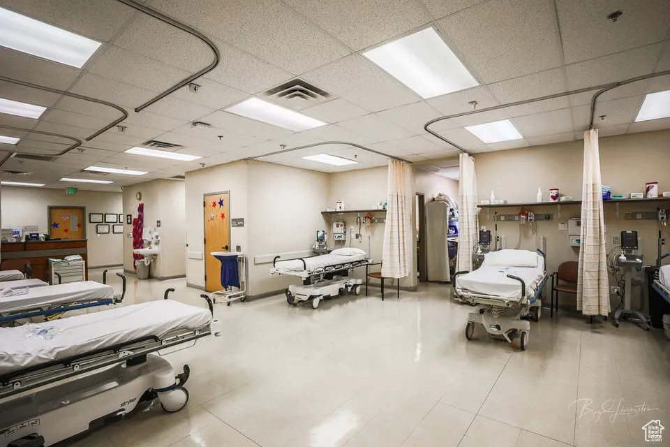 Miscellaneous room with a drop ceiling