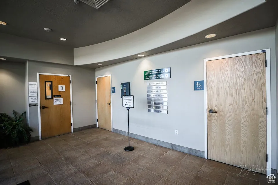 Entryway featuring recessed lighting and baseboards