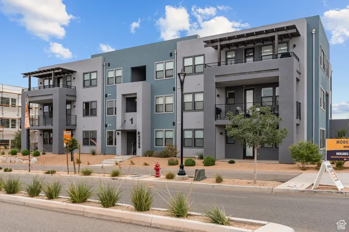 View of apartment building / complex