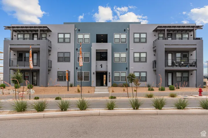 View of apartment building / complex